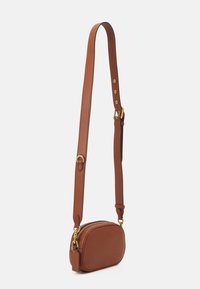 Borsa a tracolla in pelle marrone con forma arrotondata, hardware dorato e una lunga tracolla regolabile. Presenta una chiusura con zip e una finitura testurizzata.