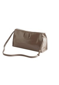 Braune Leder Schultertasche mit einem langen, verstellbaren Gurt und einem Klappenverschluss, auf einem weißen Hintergrund dargestellt.