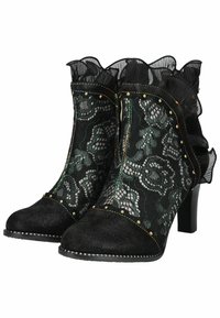 Stivaletti neri con sovrapposizione di pizzo, bordi arricciati, borchie dorate e una punta in suede texture. Il tacco è di altezza moderata.