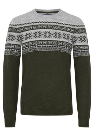 Grøn strikket sweater med lys grå mønstret yoke, der har snefnug og geometriske designs, rund hals, lange ærmer og ribbede manchetter.