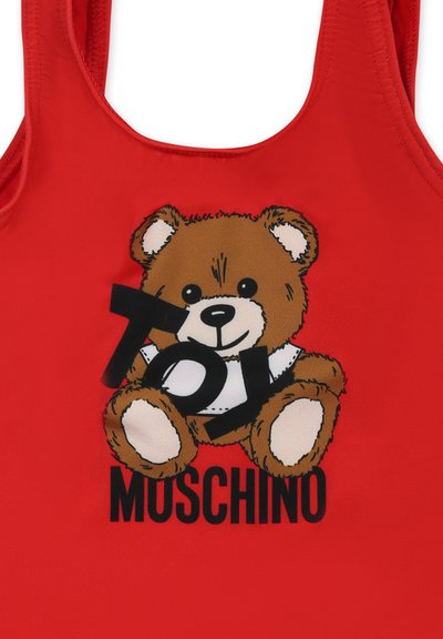 Czerwony strój kąpielowy z grafiką kreskówkowego misia pluszowego, czarny napis "Toy" oraz logo "Moschino" poniżej. Gładki materiał poliestrowy, fason z plecami typu „racerback”.