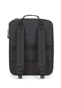 Černý polstrovaný batoh na notebook s nastavitelnými popruhy, zipovým uzávěrem a horním držadlem. Má hladký povrch a horizontální švy.