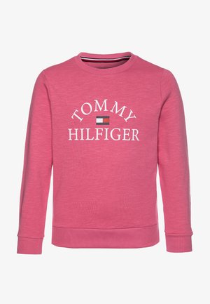 Felpa a maniche lunghe color rosa con scollo rotondo, con la scritta "Tommy Hilfiger" e il logo a bandiera rosso, bianco e blu del marchio sul petto.
