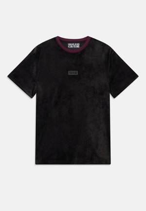 Tricou negru cu mânecă scurtă, fabricat dintr-un material moale, cu un guler maron în formă de echipaj și un mic patch cu logo negru pe față.