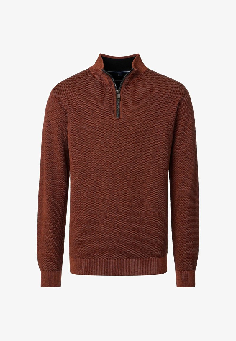 Męski sweter w kolorze rdzawym, o teksturowanym splocie, z długimi rękawami i krótkim zamkiem z przodu na kołnierzu typu mock neck.