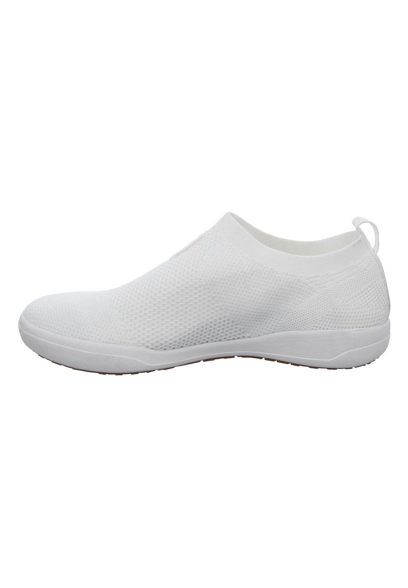 Bílé nazouvací boty s prodyšným síťovaným svrškem, hladkou gumovou podrážkou a poutkem na patě pro snadné obouvání. Minimalistický design.