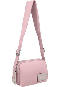 Borsa a tracolla rosa con cinturino testurizzato, hardware in argento, chiusura con zip e una toppa logo frontale. Materiale liscio con una forma rettangolare.