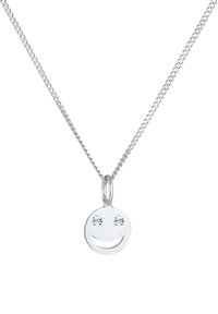 Sølv halskæde med en cirkulær smiley ansigtsvedhæng med udskåret smil og to klare gemstone accenter til øjnene. Kæden har en tekstureret overflade.
