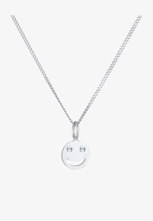 Ezüst nyaklánc, amelyen egy kerek mosolygós pendant található, kivágott mosollyal és két áttetsző gyöngy díszítéssel a szemek helyén. A lánc texturált.