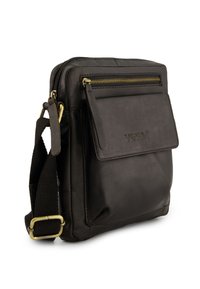Sort læder crossbody taske med en tekstureret overflade, der har en front lynlåslomme, en klap og en justerbar rem med metalhardware.