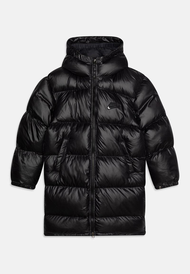 Svart pufferjacka med huva, har en blank yta, quiltad design, framzipparstängning och en liten logotyp på bröstet.