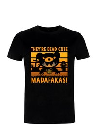 Czarny t-shirt z pomarańczową grafiką niedźwiedzia z ostrymi zębami, napisem "THEY'RE DEAD CUTE MADAFAKAS!" oraz tłem w postaci cmentarza.