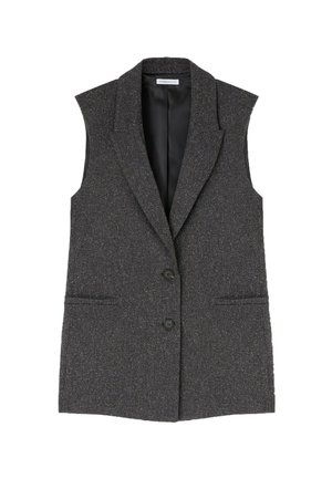 Gilet gris sans manches avec une finition texturée, deux poches avant et deux boutons noirs. Le design à revers ajouté structure.