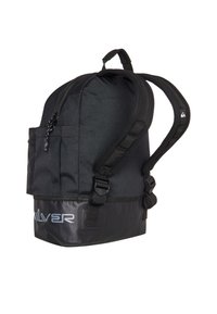 Mochila negra hecha de un tejido duradero con forma redondeada, correas ajustables, bolsillo frontal y una base negra brillante con logo plateado.