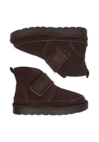 Brązowe zamszowe botki za kostkę z paskiem na rzep i wyściełaną podeszwą, ozdobione przeszyciami wzdłuż krawędzi dla dodatkowego efektu.