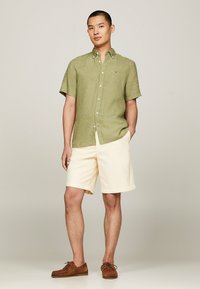 Tommy Hilfiger SHORT SLEEVE REGULAR FIT - Camicia - faded olive