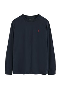 Marineblauwe longsleeve t-shirt van katoen. Heeft een ronde hals en een klein rood geborduurd logo aan de linkerkant. Zachte textuur.