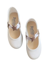 Scarpe da ginnastica bianche in tela con punta arrotondata e una cinghia con dettagli a forma di stella in oro rosa. L'interno presenta una soletta beige con il marchio.