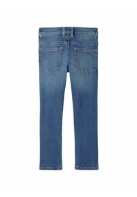 Jeans dżinsowe w średnim odcieniu niebieskiego, o dopasowanym kroju, pięciu kieszeniach i prostych nogawkach z delikatnym wyblaknięciem na kolanach.