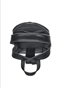 Sac à dos en cuir noir avec plusieurs compartiments zippés et poches internes. Fini texturé, sangles robustes et intérieur doux.