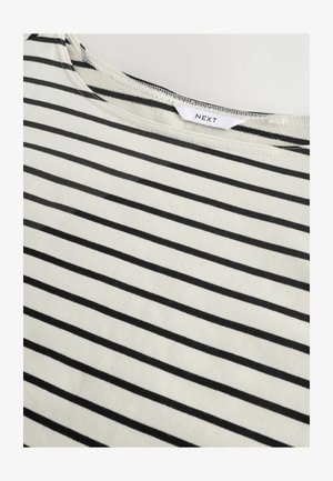 Triibuline t-särk, millel on mustad horisontaalsed triibud kreemja tausta peal, valmistatud pehmest kangast, ümmarguse kaelusega ja brändi silt nähtav.