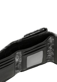 Portafoglio in pelle nera con un accento grigio testurizzato, multiple fessure per carte e una finestra trasparente per l'ID. Aperto, che rivela i suoi scomparti interni.