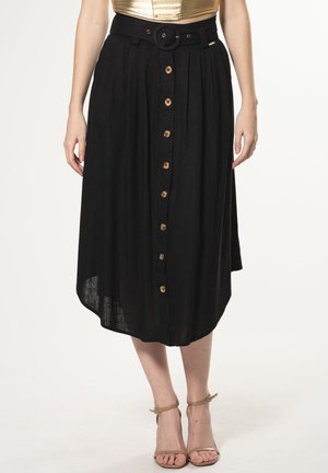 Zwarte linnen rok met een uitlopende design, voorzien van een knoopsluiting aan de voorkant, een ronde riemgesp en houten knoopaccenten.