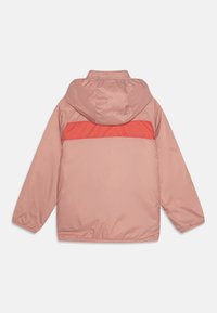 Casaco acolchoado em rosa claro com capuz, apresentando uma faixa horizontal corais nas costas. Textura suave e punhos elásticos.