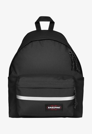 Mochila Eastpak negra con textura suave, forma redondeada, bolsillo frontal con cremallera y franjas plateadas, y asa superior para llevar.