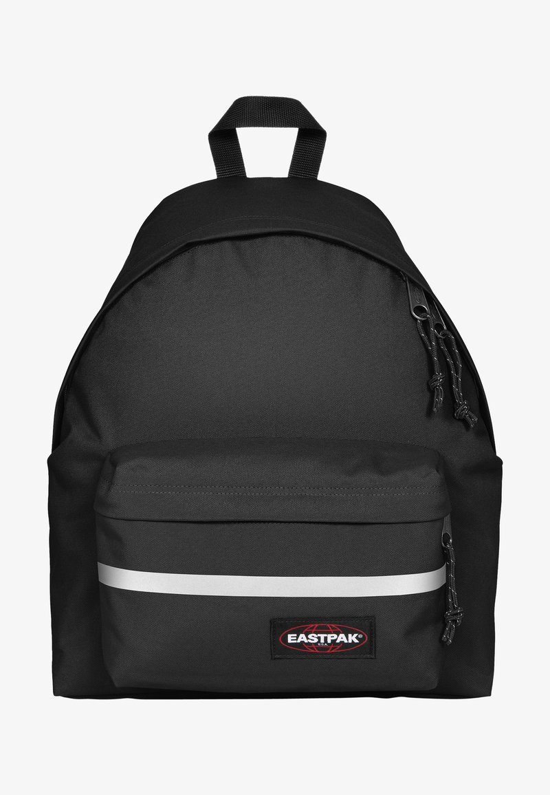 Mochila Eastpak negra con textura suave, forma redondeada, bolsillo frontal con cremallera y franjas plateadas, y asa superior para llevar.
