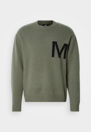 Zelený vlněný svetr s žebrovaným výstřihem a manžetami, s černým texturovaným logem "M" na přední straně. Klasický střih a měkká textura.