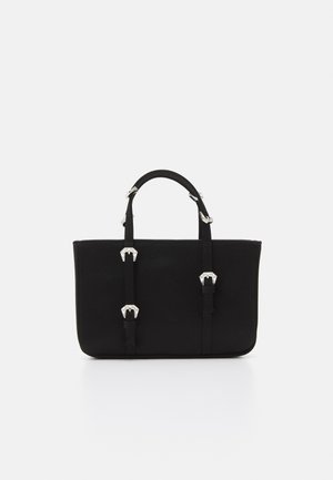 Μαύρη τσάντα ώμου με δομημένο σχήμα, εξοπλισμένη με κοντές λαβές και ασημί λεπτομέρειες. Κατασκευασμένη από λείο υλικό.