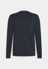 Felpa a maniche lunghe blu navy in cotone, con scollo a girocollo e polsini e fondo a coste. Tessuto uniforme, senza motivi visibili.