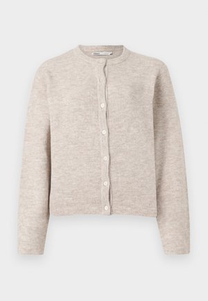 Beige strikket cardigan med rund hals, lange ærmer, knaplukning foran og ribbede mansjetter og kant. Blødt, tekstureret stof.