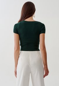 TUSSAH AYLA  - Jednoduché tričko - emerald