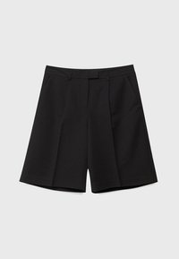 Pantalones cortos negros a medida con pliegues, bolsillos laterales y un dobladillo recto. Fabricados con una tela suave y un diseño elegante y estructurado.