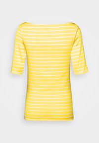 Żółta koszulka w paski, z rękawami do trzech czwartych, z białymi poziomymi paskami i szerokim dekoltem. Miękka, gładka faktura materiału.