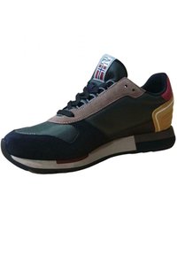 Sneaker da uomo caratterizzato da un mix di rete verde scuro e suede blu navy. Dettagli in marrone chiaro e bordeaux, con una suola testurizzata e logo sulla linguetta.