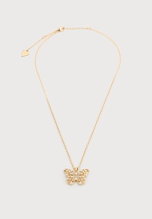 Delicata collana a catena d'oro con ciondolo a farfalla decorato con piccole perle e cristalli su uno sfondo chiaro semplice.