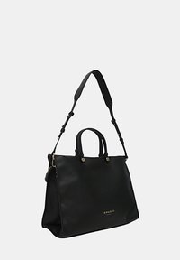 Borsa a spalla in pelle nera con texture a ciottoli, doppi manici, tracolla regolabile, hardware dorato e logo del marchio impresso sul davanti.