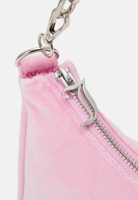 Juicy Couture KABELO SHOULDER BAG WITH CHAIN STRAP METAL PLAQUE UNISEX - Torbica - begonia pink