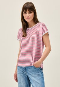 Camiseta de manga corta a rayas en blanco y rojo, con cuello redondo y puños enrollados, hecha de una suave mezcla de algodón.