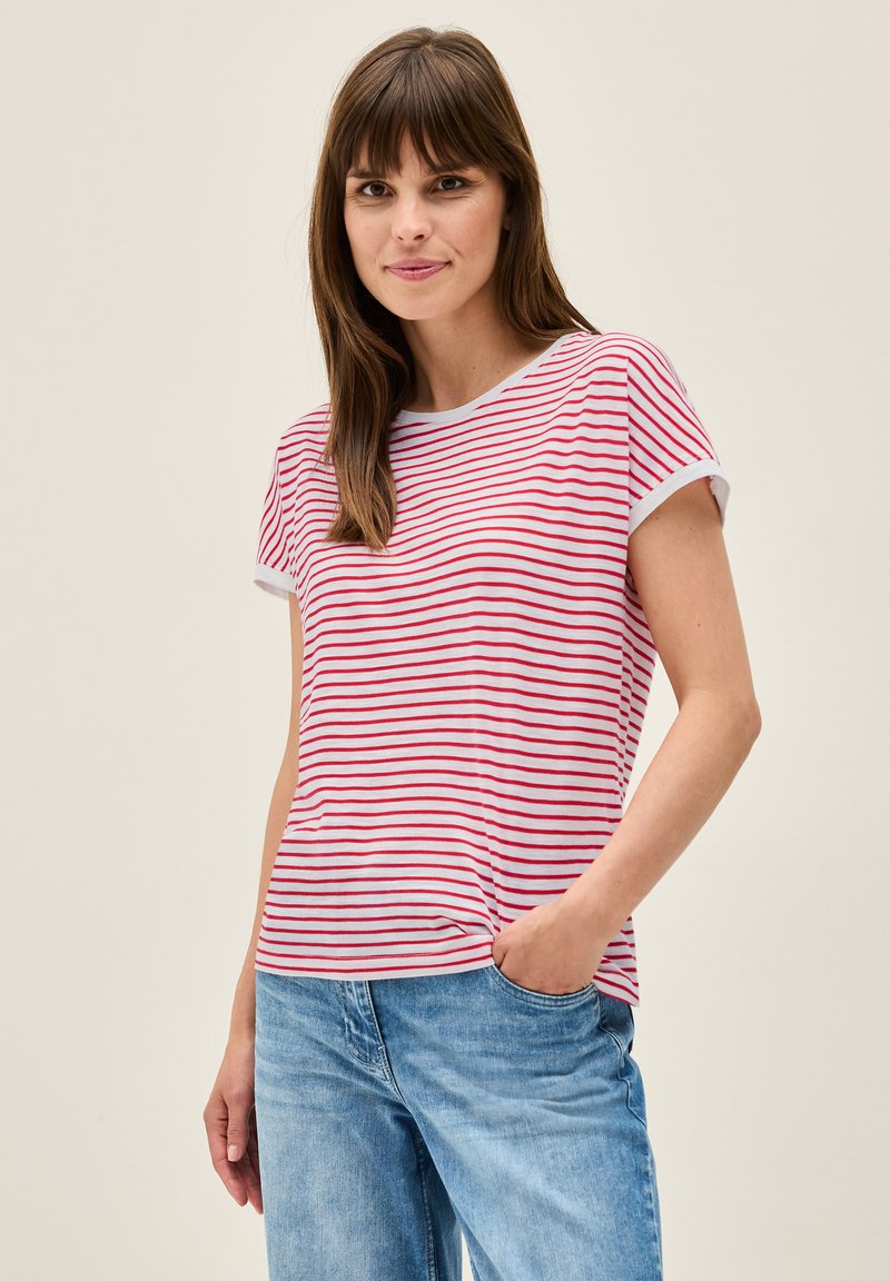 Camiseta de manga corta a rayas en blanco y rojo, con cuello redondo y puños enrollados, hecha de una suave mezcla de algodón.