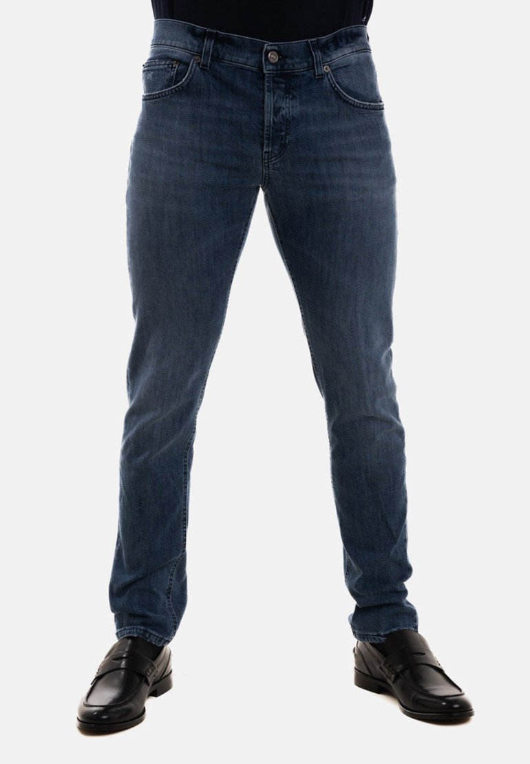 Jeans in denim blu con una vestibilità slim, dotati di cinque tasche, chiusura con bottone e leggere sfumature sul davanti. Abbinati a scarpe eleganti nere.