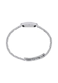 Montre en métal argenté avec un bracelet à maillons, un boîtier rond et une finition polie. Détail de fermoir remarquable visible.