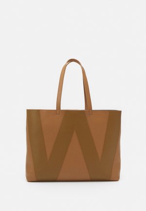 Brun lædertaske med to håndtag og et stort præget "W" design på fronten.