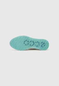 Sola de sapato em borracha azul clara, apresentando um padrão de grip texturizado com formas cruzadas e acentos circulares, design sólido e sem marcas visíveis.