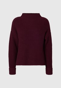 Pull en maille bordeaux avec un col haut, coupe oversized, épaules tombantes et texture côtelée, avec des manches longues et des ourlets à poignets.