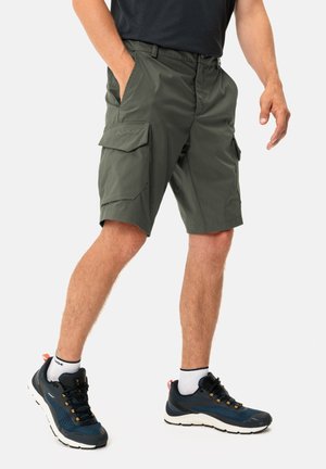 Grüne Cargo-Shorts aus leichtem Stoff, mit mehreren Taschen und bequemer Passform, kombiniert mit marineblauen Wanderschuhen und weißen Socken.