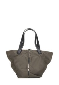 Borsa tote in tessuto verde oliva con manici in pelle nera. Presenta una fascia centrale con logo e una silhouette spaziosa e morbida.
